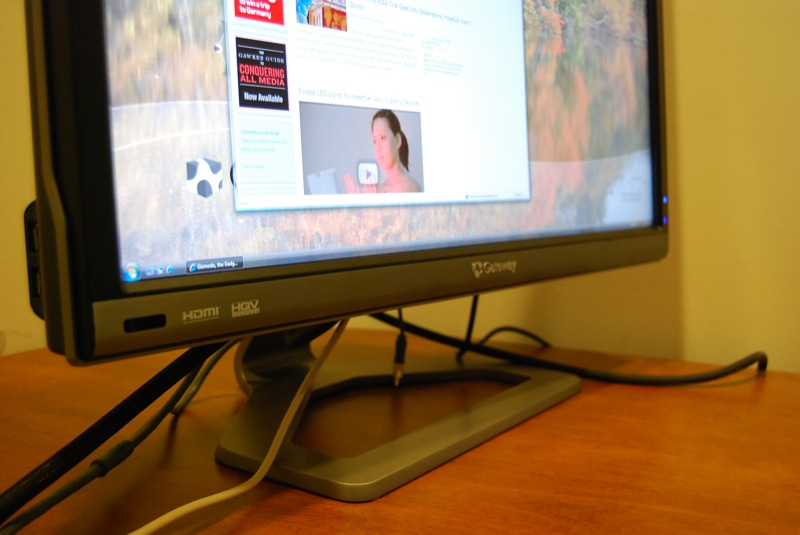 Illustration for article titled Gateway XHD3000 Extreme HD 30-Incher Reviewed (Verdict: Really Ties The Room Together)